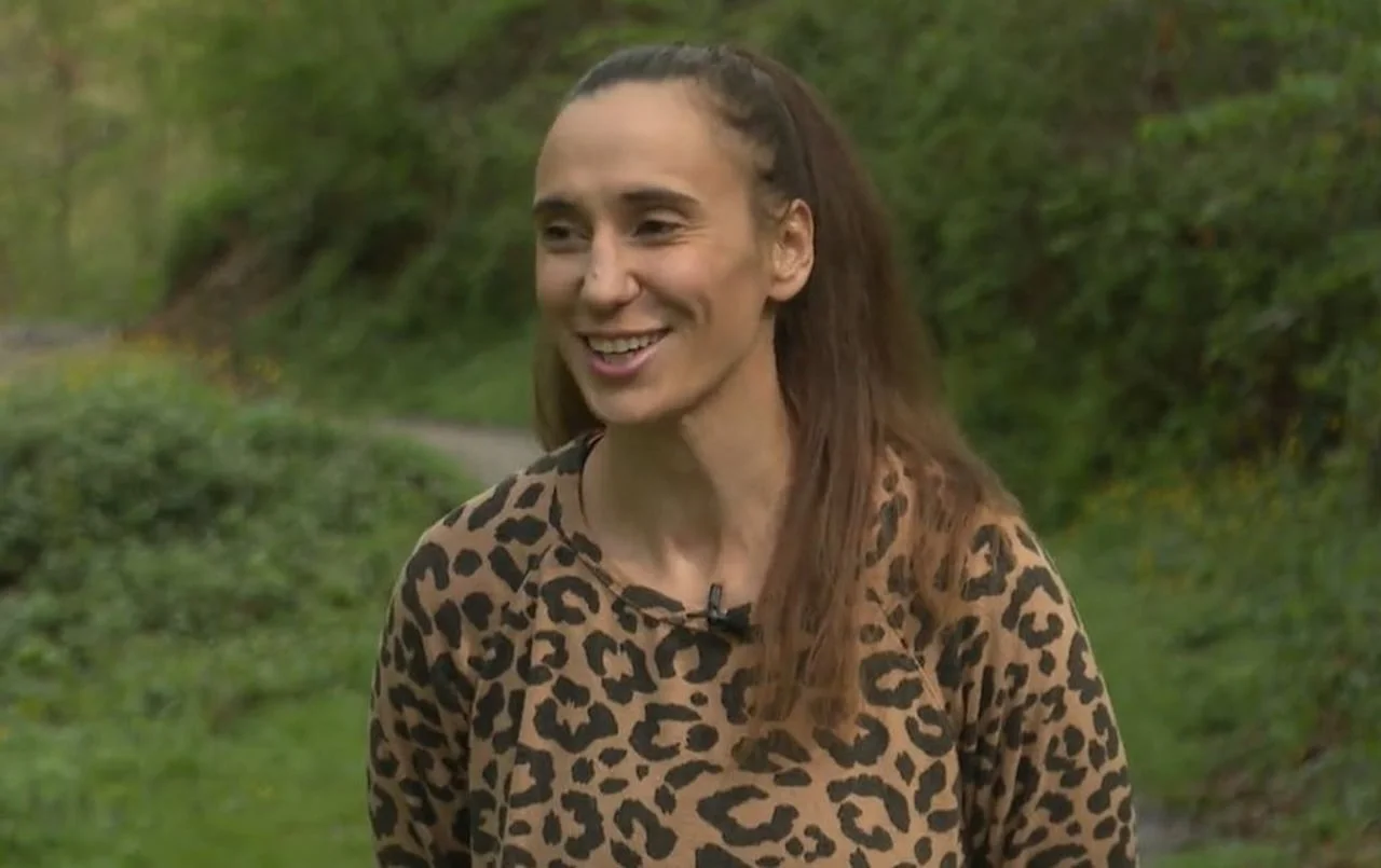 Ivana Habazin u leopard print majici nasmijana u prirodi