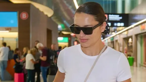 Adrijana Lima u bijeloj majici i crnim naočalama na aerodromu