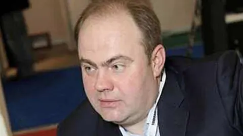 Portret muškarca srednjih godina u tamnom odjełu