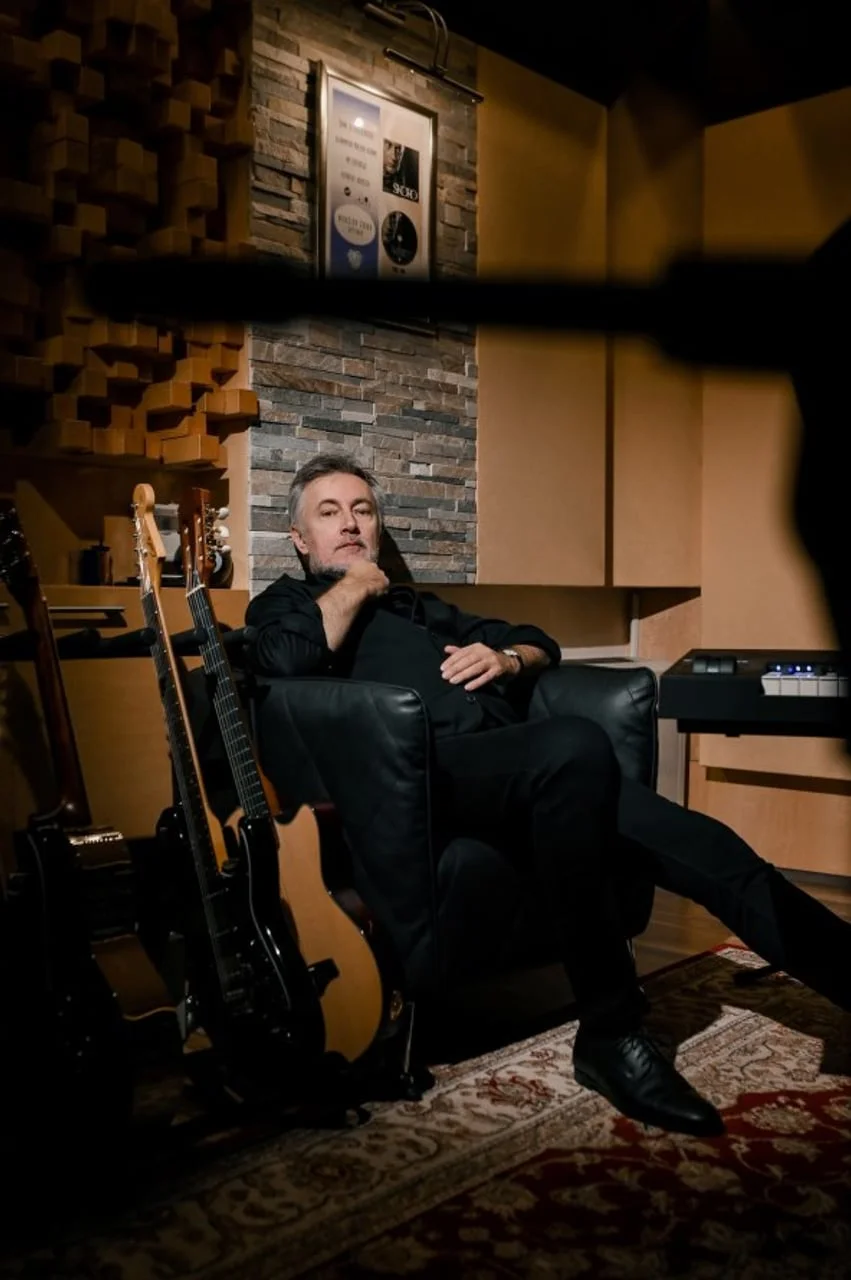 Miroslav Škoro sjedi u crnom stolu u glazbenom studiju