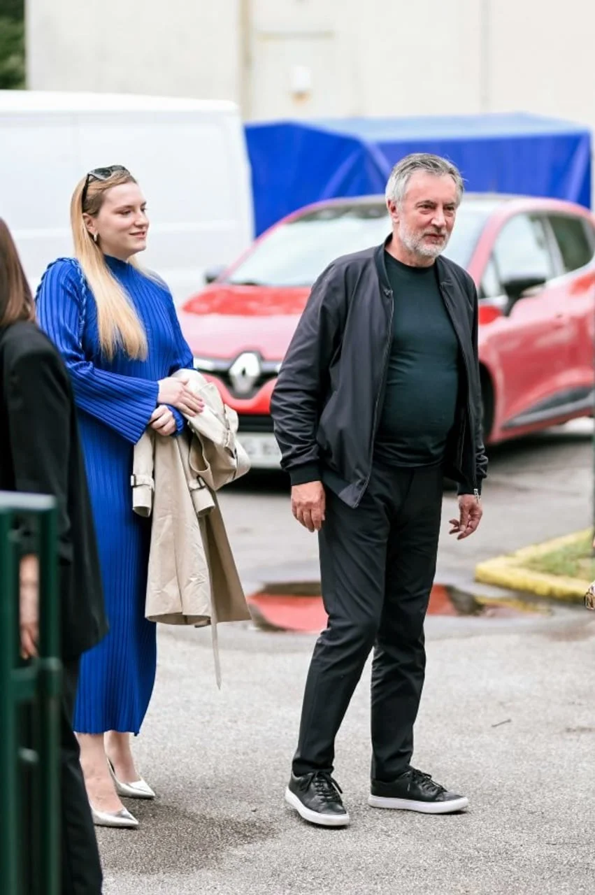 Miroslav Škoro i njegova kći Ivana stoje na otvorenom