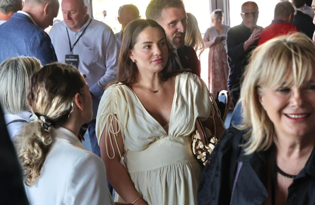 Barbara Matić u bijeloj haljini među ljudima u Splitu