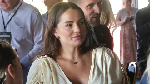 Portret Barbare Matić u svijetloj haljini