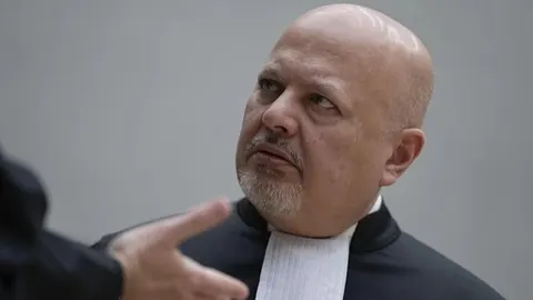 Portret Karim Khana u službenoj sudskoj odjeći