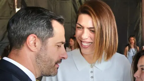 Blanka Vlašić nasmijana u razgovoru s muškarcem