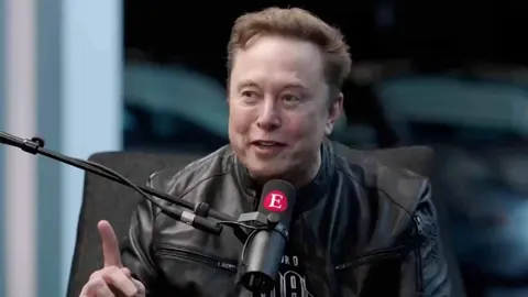 Elon Musk u crnoj kožnoj jakni govori u mikrofon
