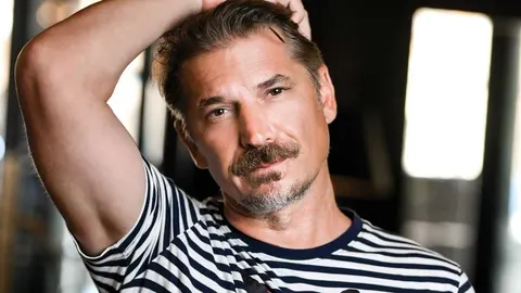 Portret glumca Luke Peroša u prugastoj majici