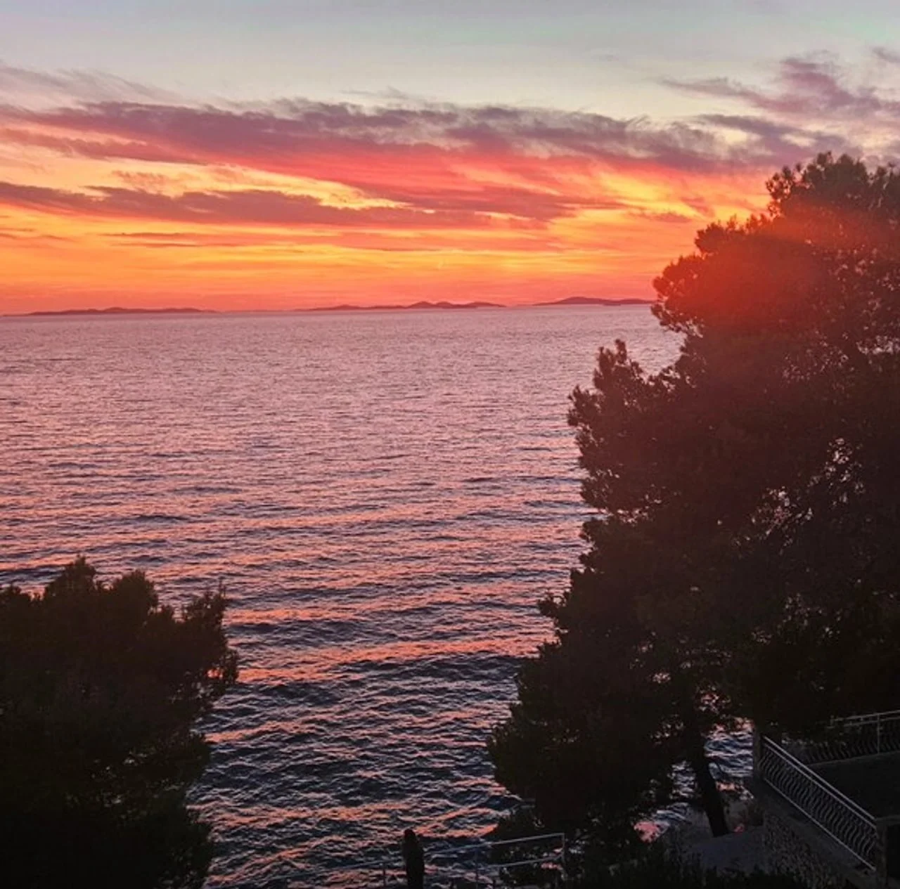 Pogled na more i otoke tijekom crvenog zalaska sunca