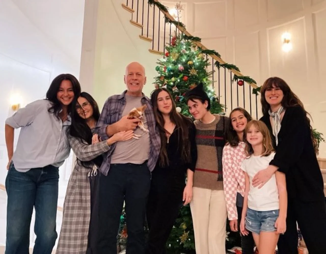 Bruce Willis s obitelji pored ukrašenog božićnog stabla