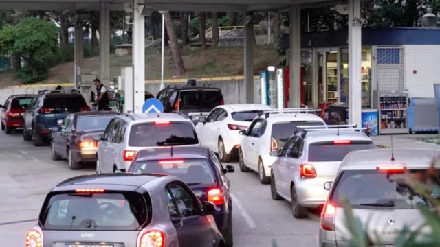 Kolona automobila koji čekaju na punjenju goriva na benzinskoj postaji