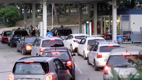 Kolona automobila koji čekaju na punjenju goriva na benzinskoj postaji