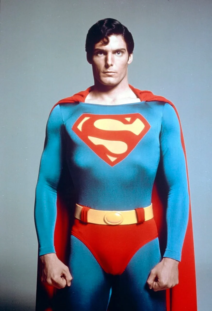 Christopher Reeve u plavom kostimu Supermana s crvenim plaštom