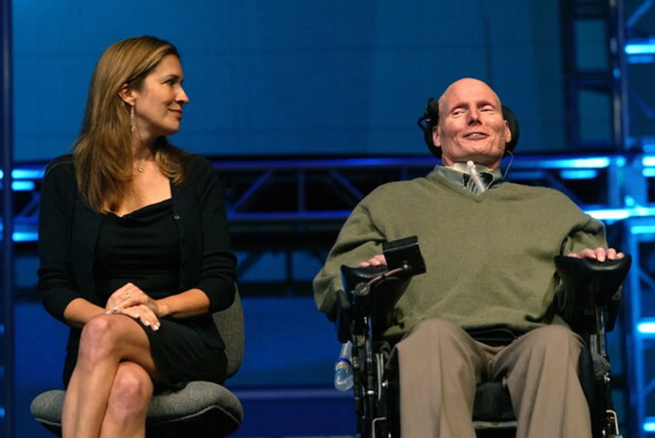 Christopher Reeve u kolicima i njegova supruga Dana u crnoj odjeći