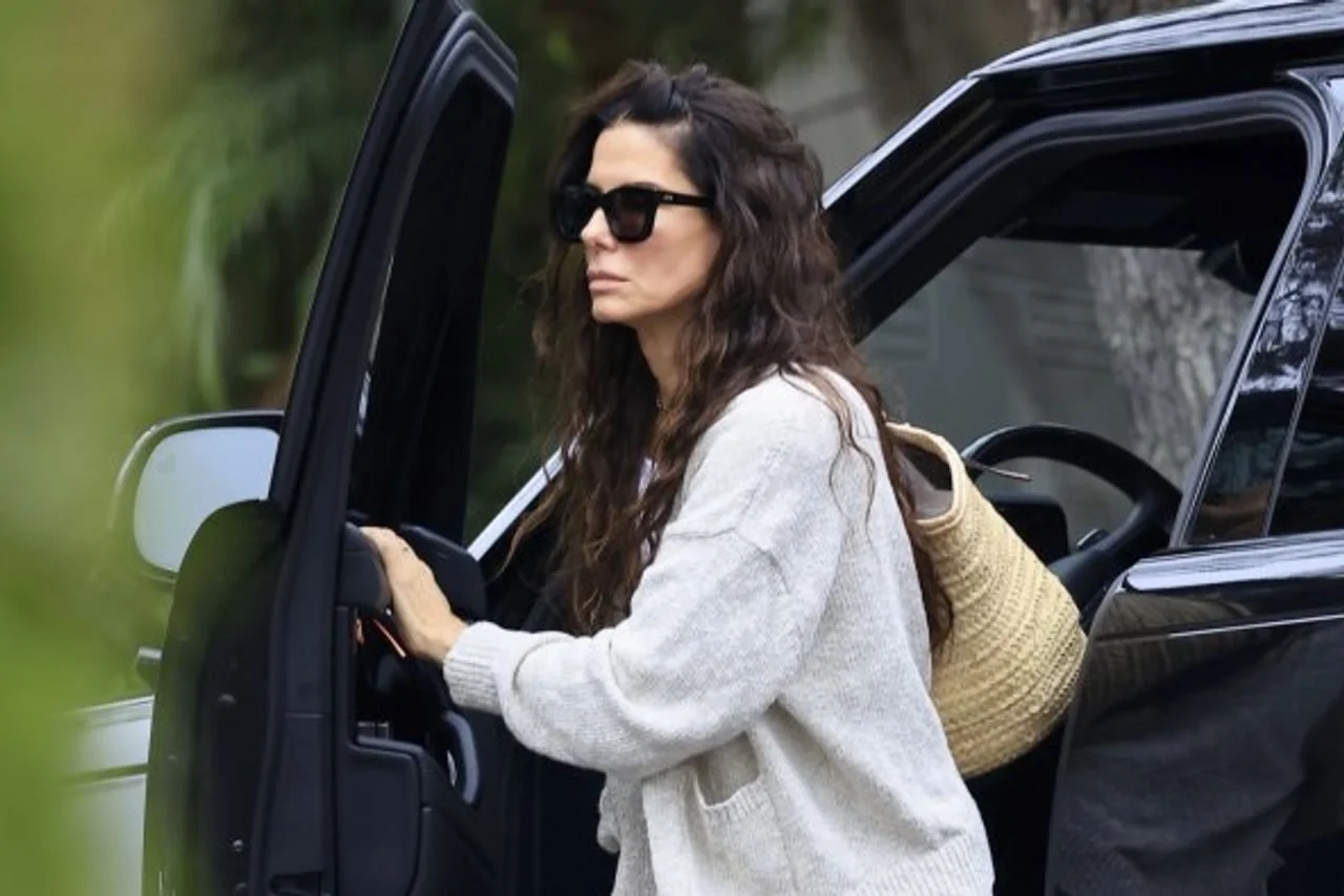 Sandra Bullock snažnim pogledom izlazi iz crnog automobila