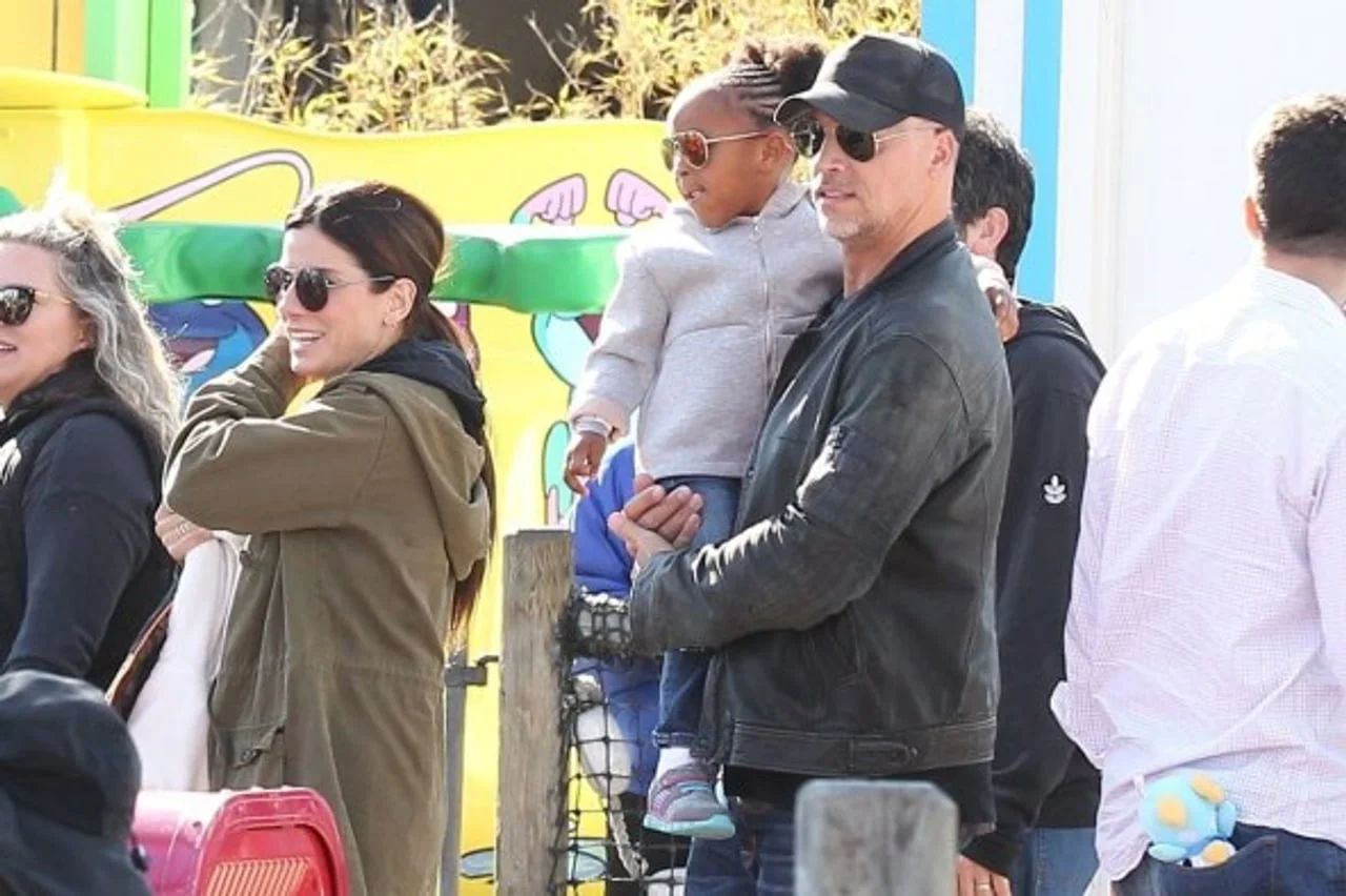 Sandra Bullock i Bryan Randall s djevčicom na rukama