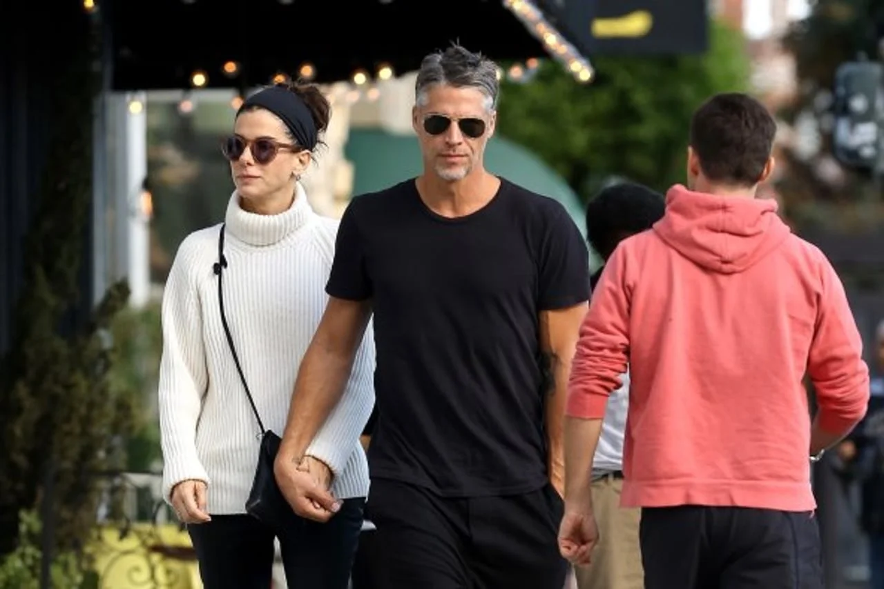 Sandra Bullock i Bryan Randall drže se za ruke u gradu