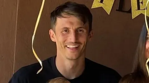 Portret nasmijanog Ante Budimira u crnoj majici