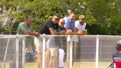 Nikola Jokić i prijatelji naslonjeni na bijelu ogradu hipodroma