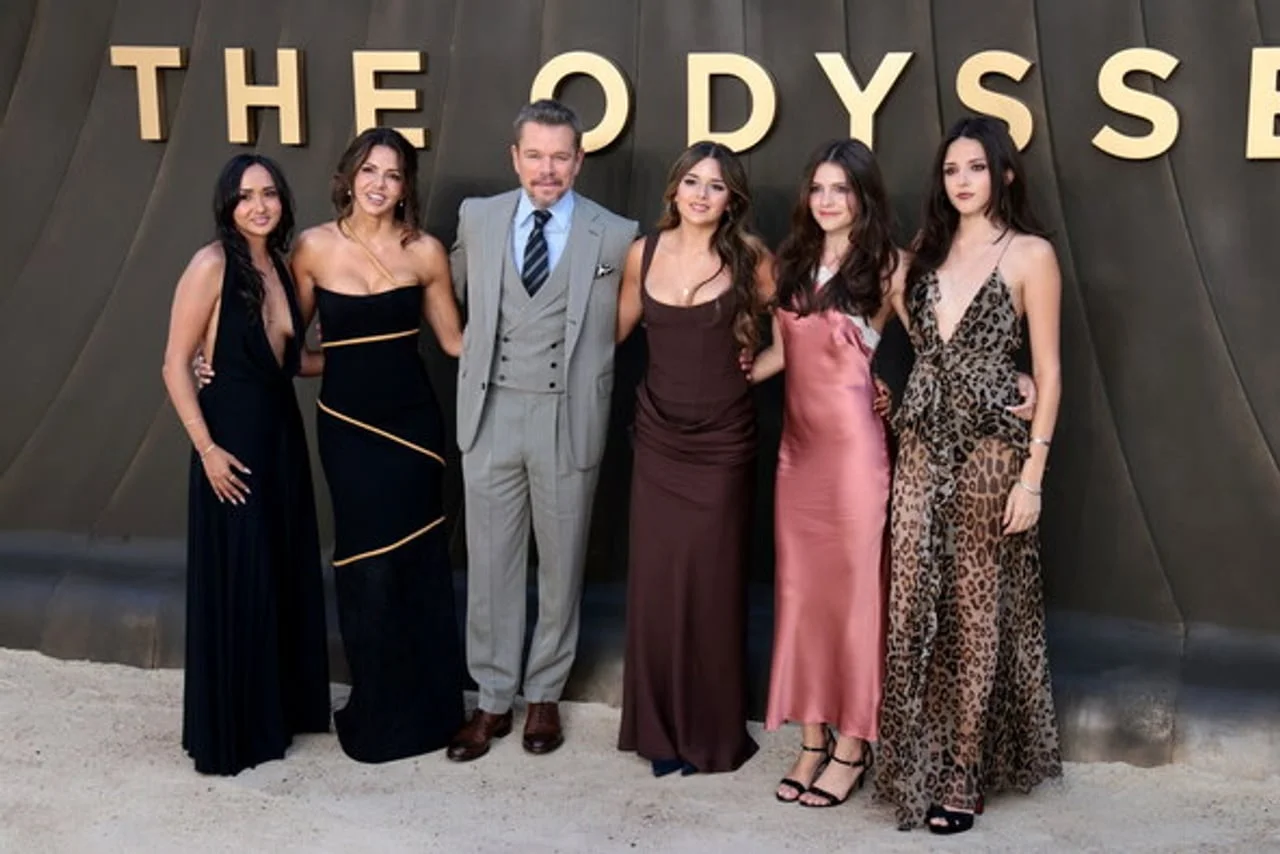 Matt Damon sa suprugom Lucianom i kćerima pred zidom The Odyssey