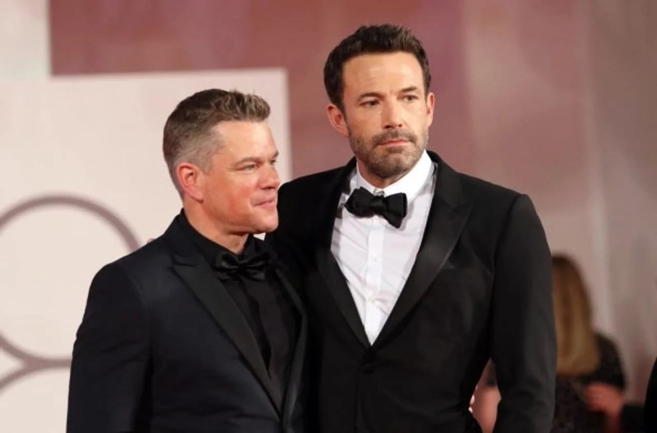 Matt Damon i Ben Affleck u crnim smokingima