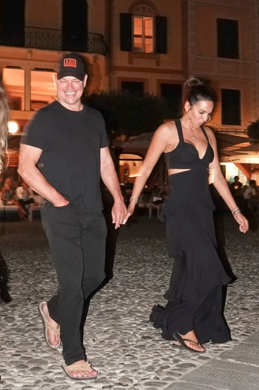 Matt Damon i Luciana u opuštenoj crnoj odjeći dok šetaju ulicom