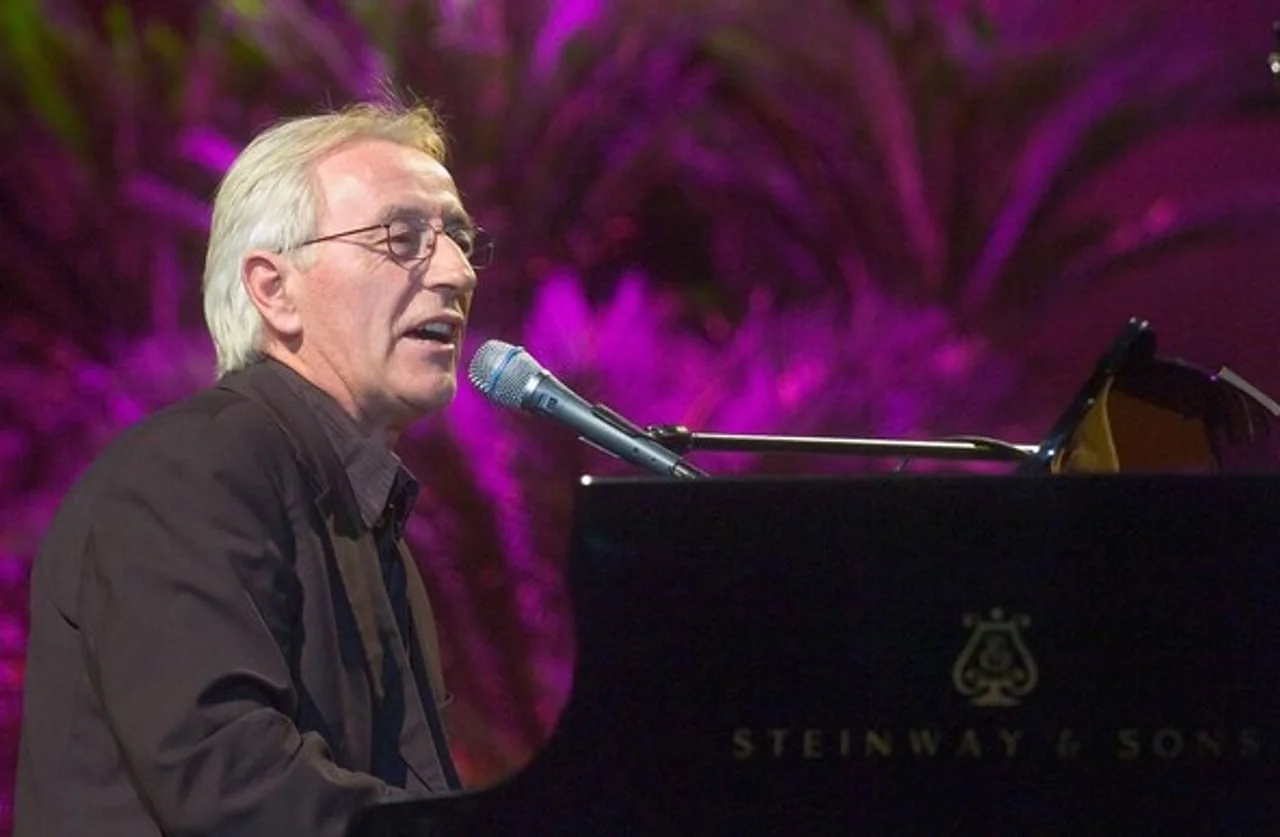 Oliver Dragojević pjeva za klavijaturom Steinway & Sons
