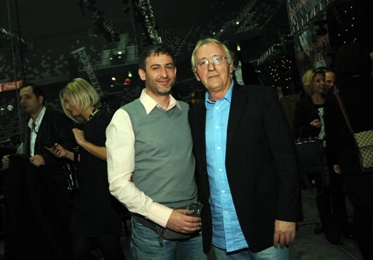 Oliver Dragojević i muškarac u sivoj žaketu na vanjskom događaju