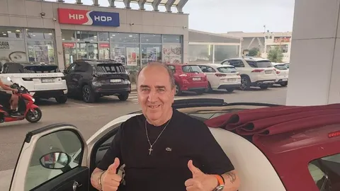 Mladen Grdović stoji pored bijelog automobila ispred benzinske postaje