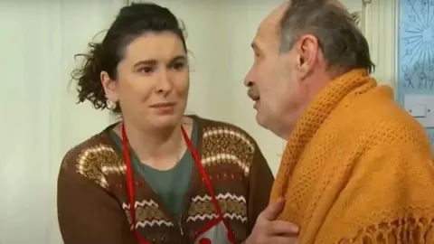 Jasna Žalica i Mustafa Nadarević u sceni iz serije