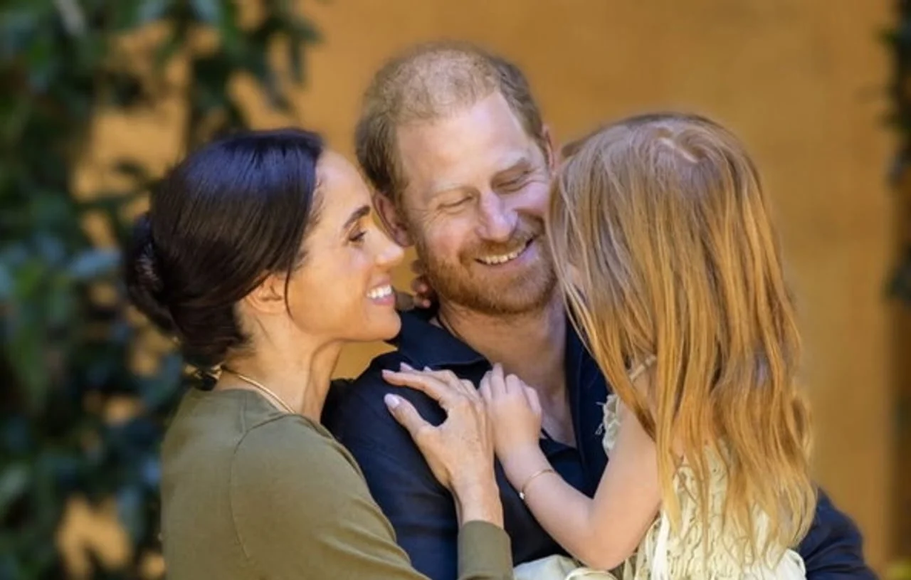 Nasmejani princ Harry i Meghan Markle s malom djevojčicom