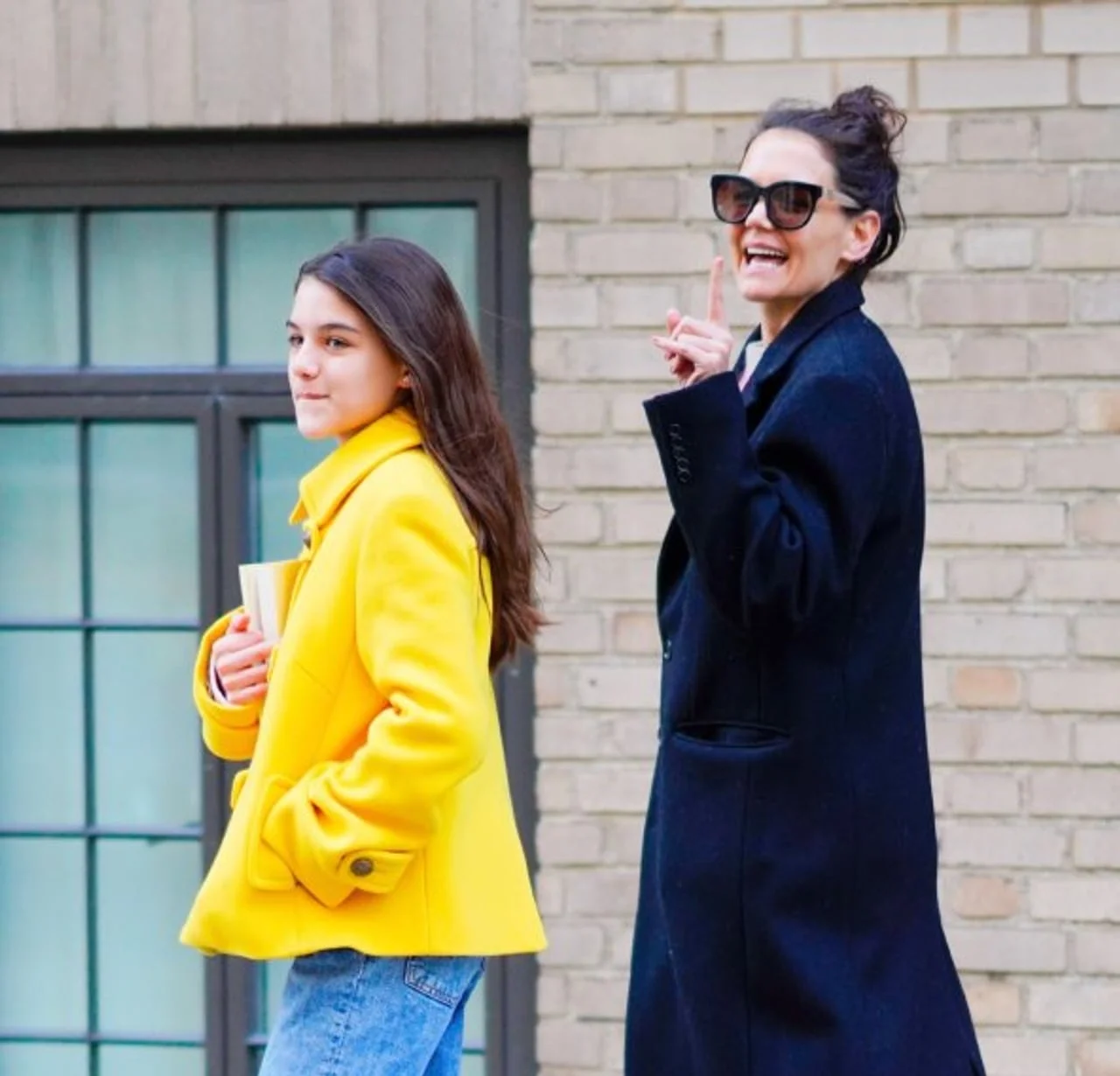 Suri u žutom kaputu i Katie Holmes u crnom kaputu i naočalama