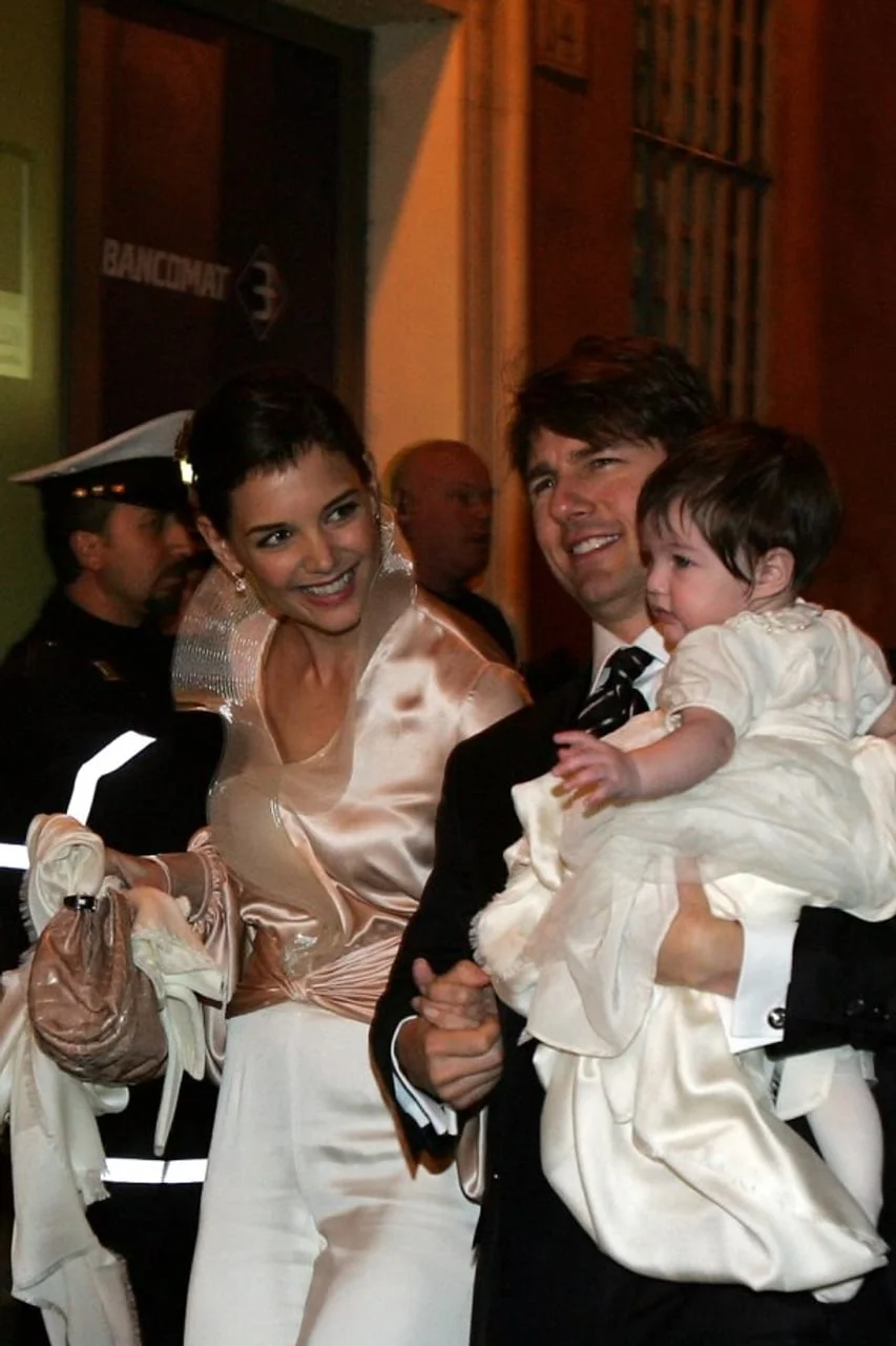 Katie Holmes i Tom Cruise s malom Suri u bijeloj haljini