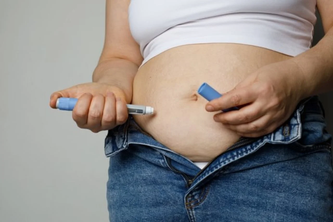 Osoba koja drži medicinski olovak iznad područja trbuha