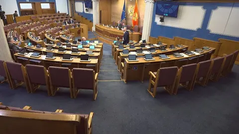 Unutarnji pogled na dvoranu Skupštine Crne Gore s redovima sjedala i zastavama