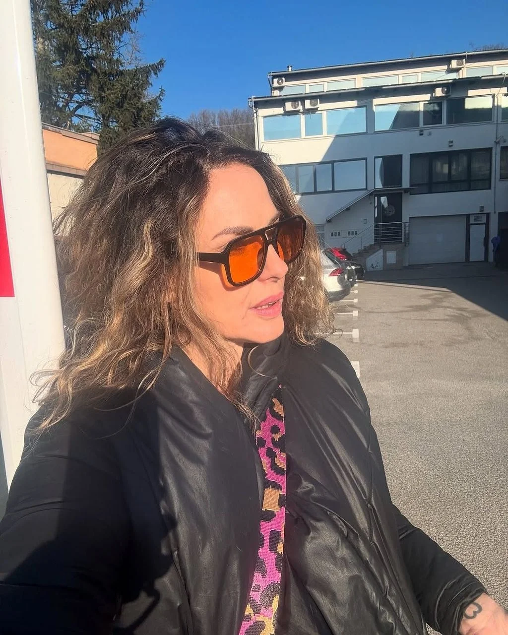 Selfie Anđe Marić s narančastim sunčanim naočalama na otvorenom