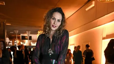 Portret glazbenice Anđe Marić u elegantnoj tamnoj haljini