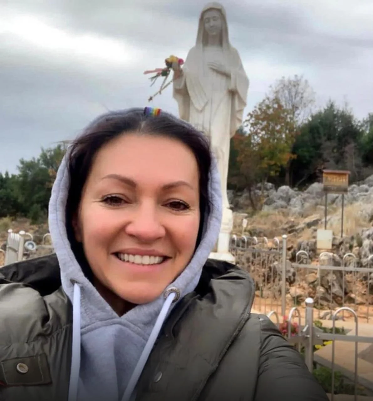 Selfie Nine Badrić s kipom Gospine u pozadini