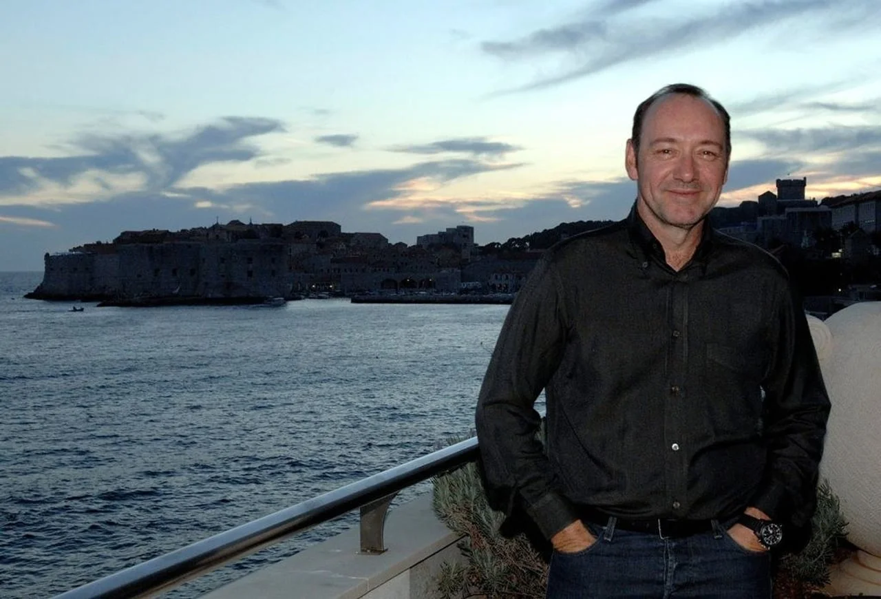 Kevin Spacey u crnoj košulji s pogledom na stare zidine Dubrovnika