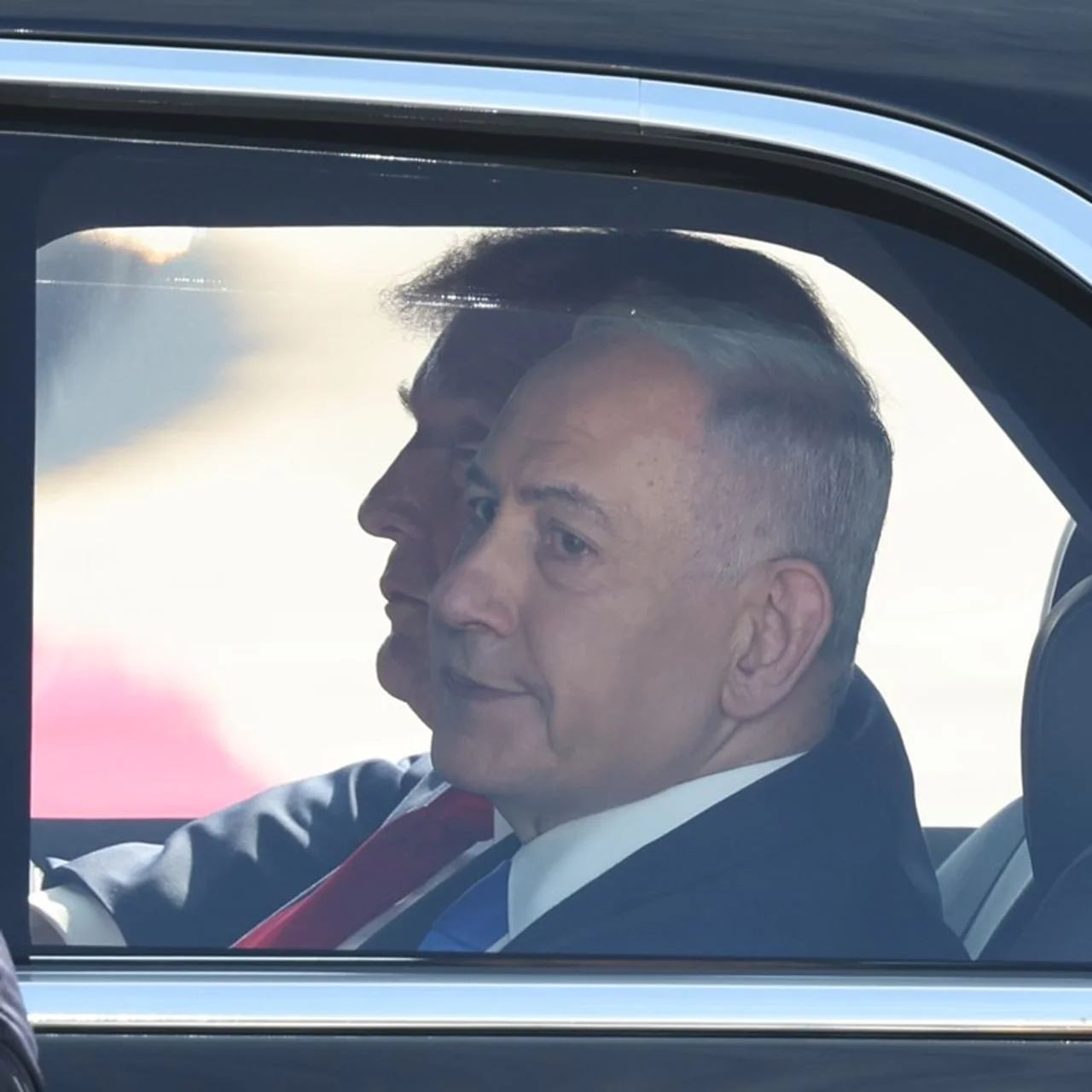 Krupni plan Benjamina Netanyahua i Donalda Trumpa kroz prozor automobila