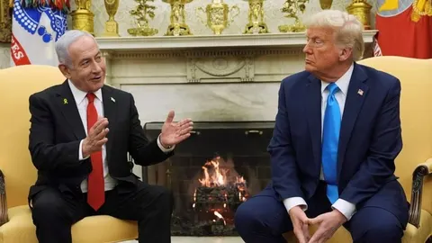 Donald Trump i Benjamin Netanyahu sjede u nasuprotno u prostoriji s kaminom