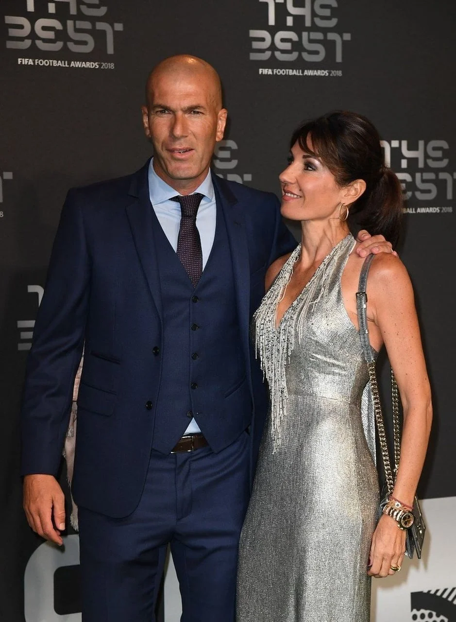 Zinedine Zidane u odelu i Veronique u srebrnoj haljini na crvenom tepihu