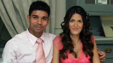 Eduardo da Silva i supruga Andreja u elegantnom izdanju nasmijani poziraju