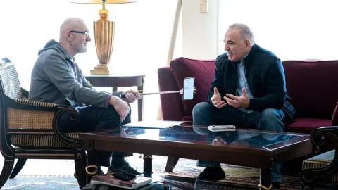 Gari Kasparov razgovara s novinarom u Zagrebu tijekom intervjua.