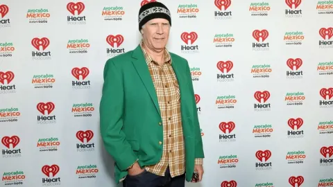 Američki glumac i komičar Will Ferrell na crvenom tepihu u zelenom sakou.