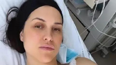 Lana Jurčević leži u bolničkom krevetu s crnom trakom na glavi