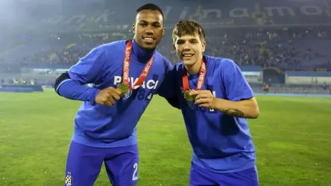 Gabriel Magalhaes i Dani Olmo s medaljama na maksimirskom travnjaku u plavim dresovima.