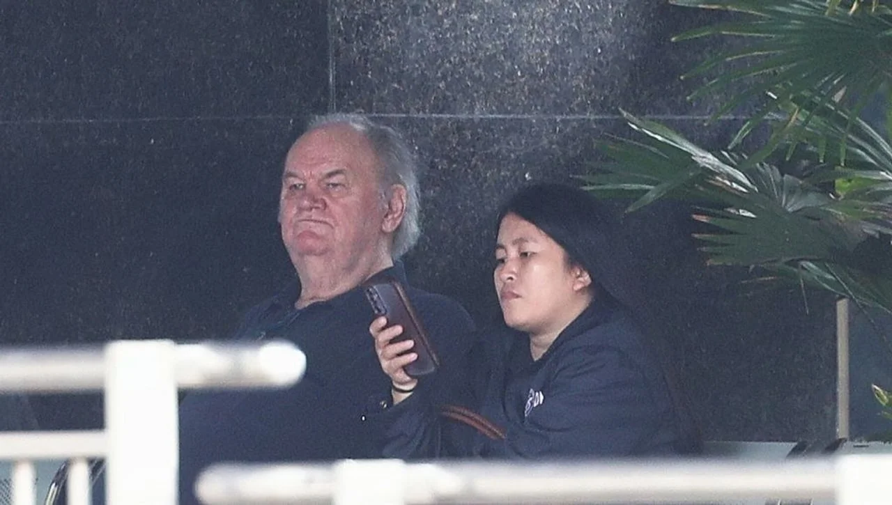 Thomas Markle s mobilnim telefonom u pratnji mlađe ženske osobe