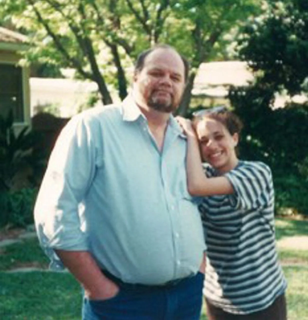 Mladi Thomas Markle i Meghan Markle poziraju u prirodi