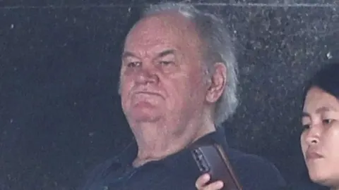 Portret Thomasa Marklea u krupnom planu dok sjedi na otvorenom