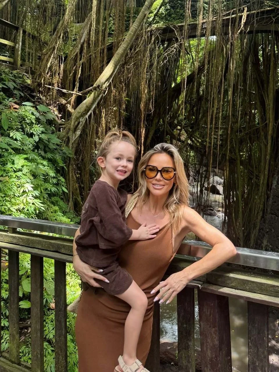 Maja Šuput drži sina Blooma u naručju u prirodi